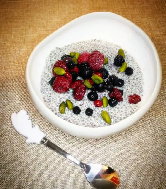 Pudding de chia aux fruits rouges et à la&nbsp;pistache